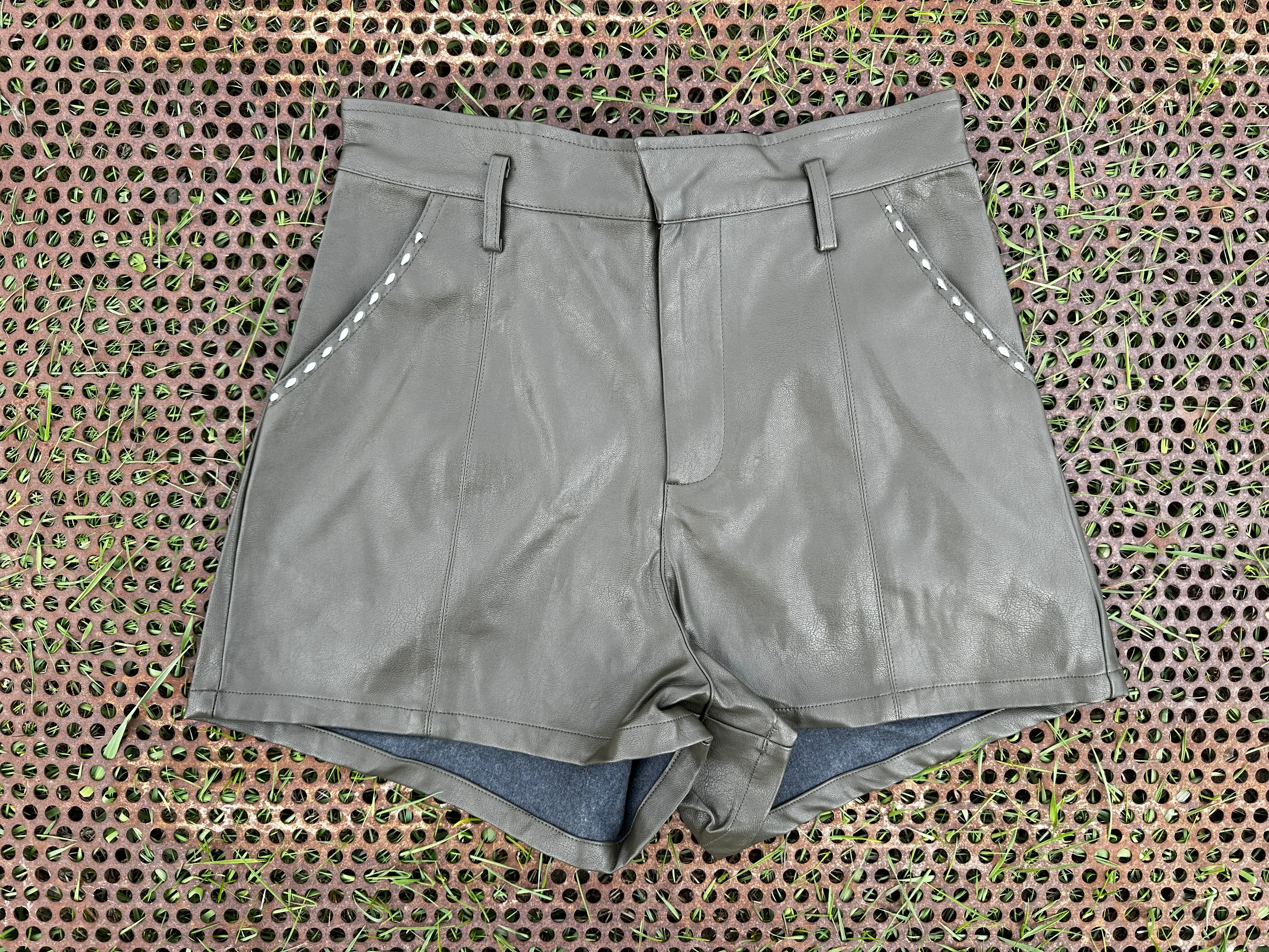 Buckstitch Shorts in Olive Green