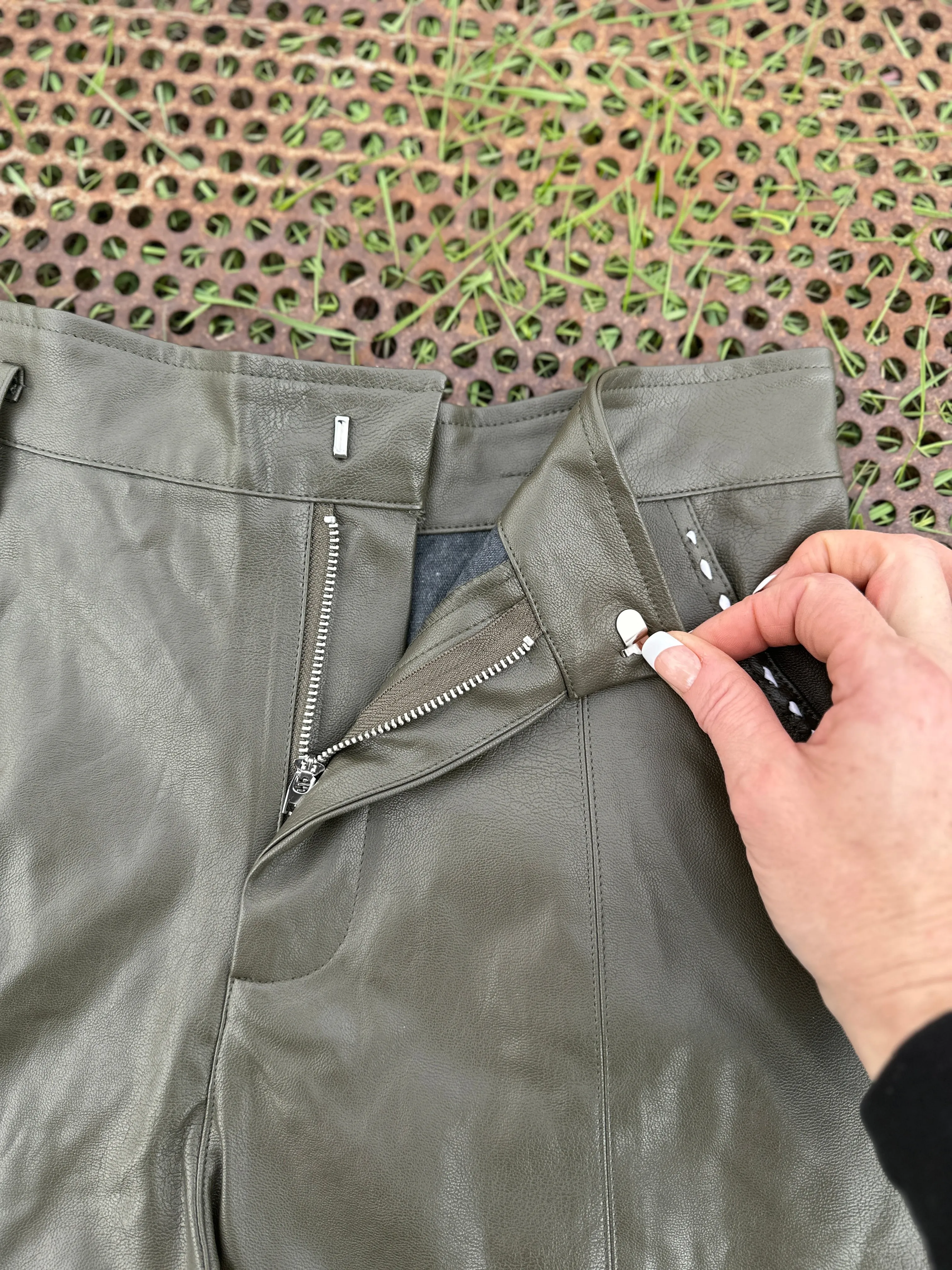 Buckstitch Shorts in Olive Green