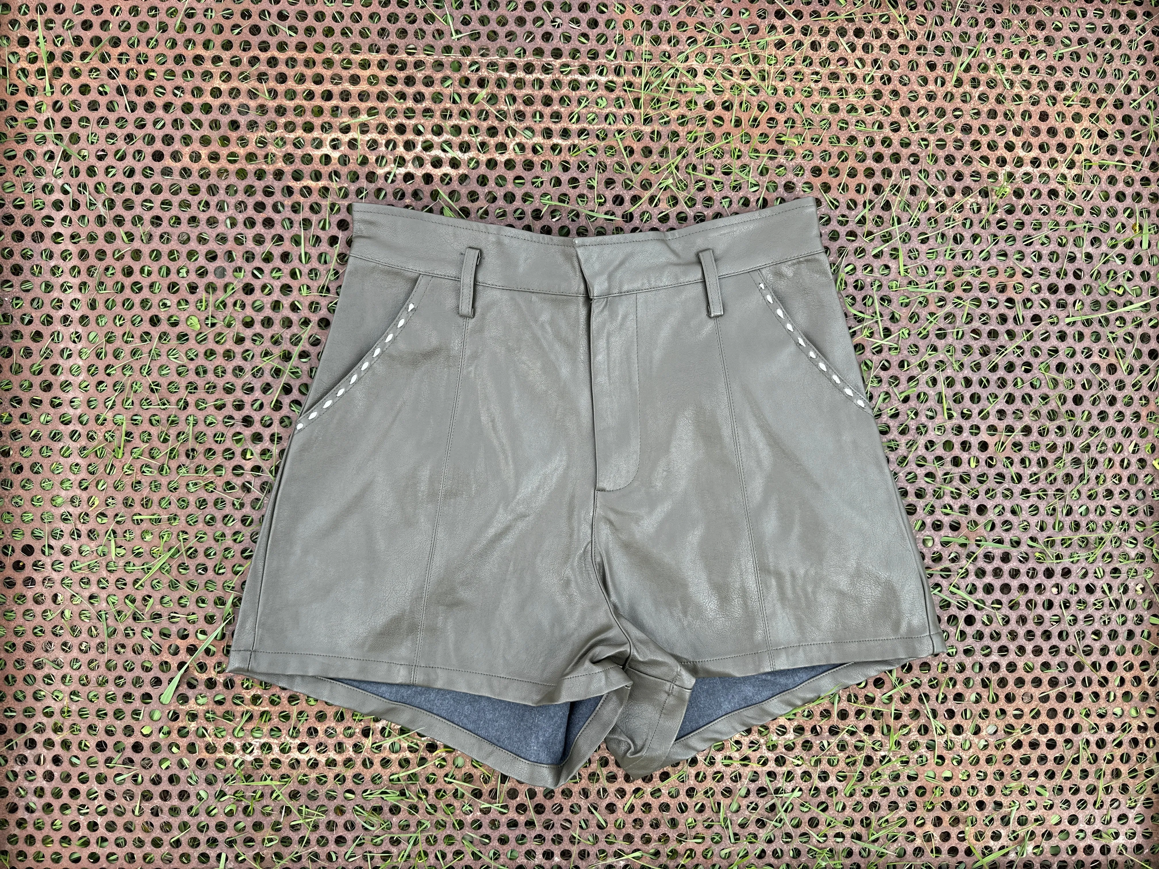 Buckstitch Shorts in Olive Green